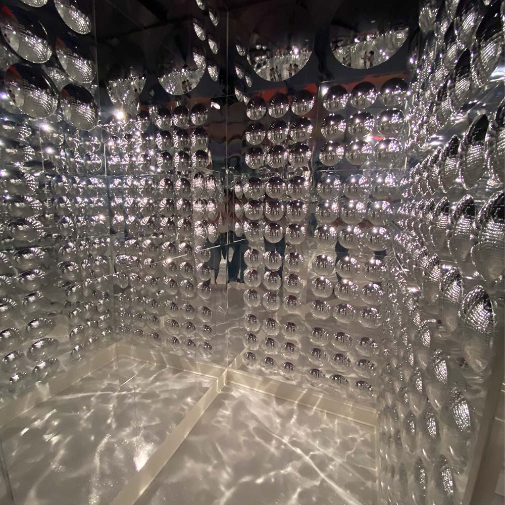 Litezilla_Silver_Bubble_Wall_Room_Installation