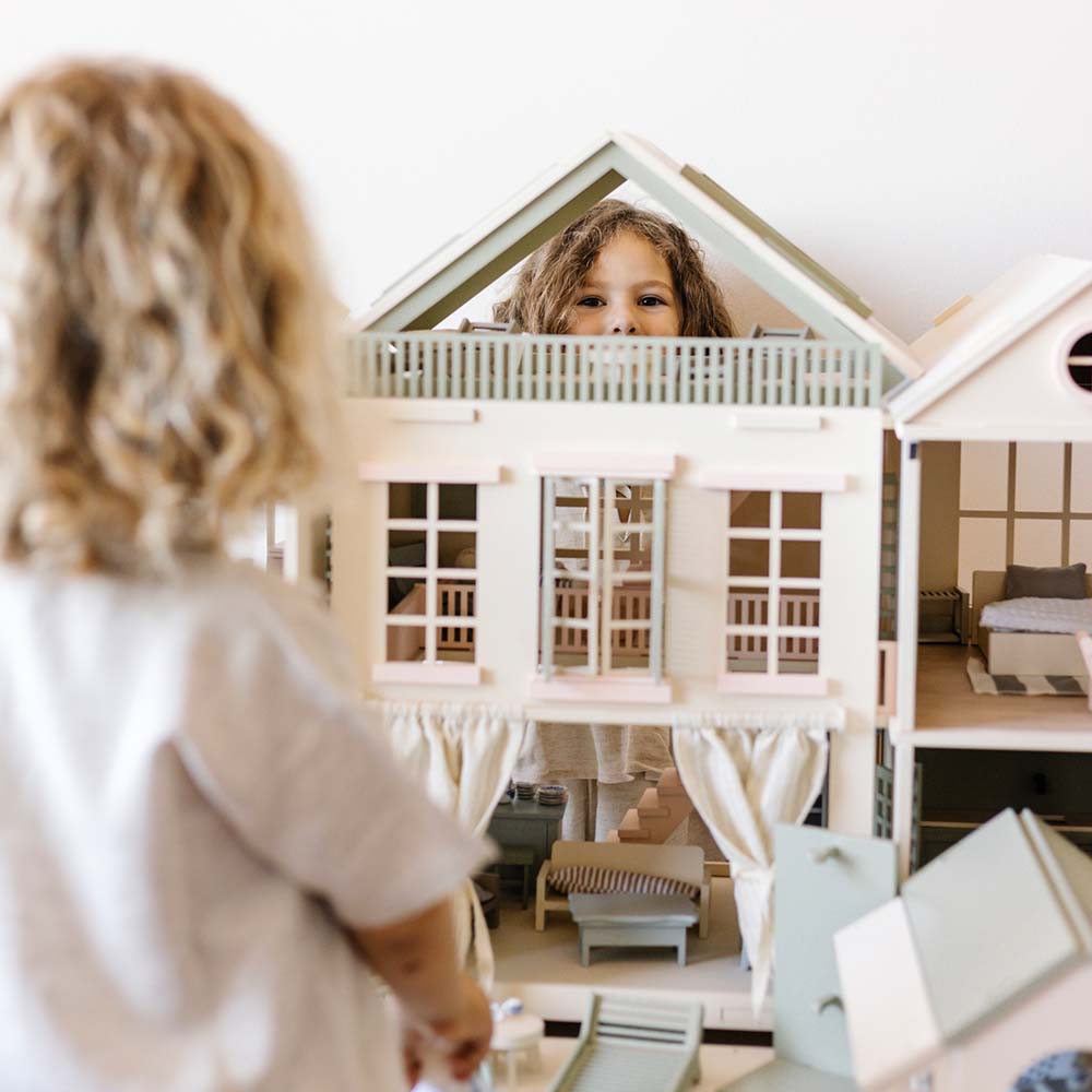 Little_Forest_Animals_House_of_Palm_Beach_Dollhouse_Child_Peeking_Through_Top_Floor