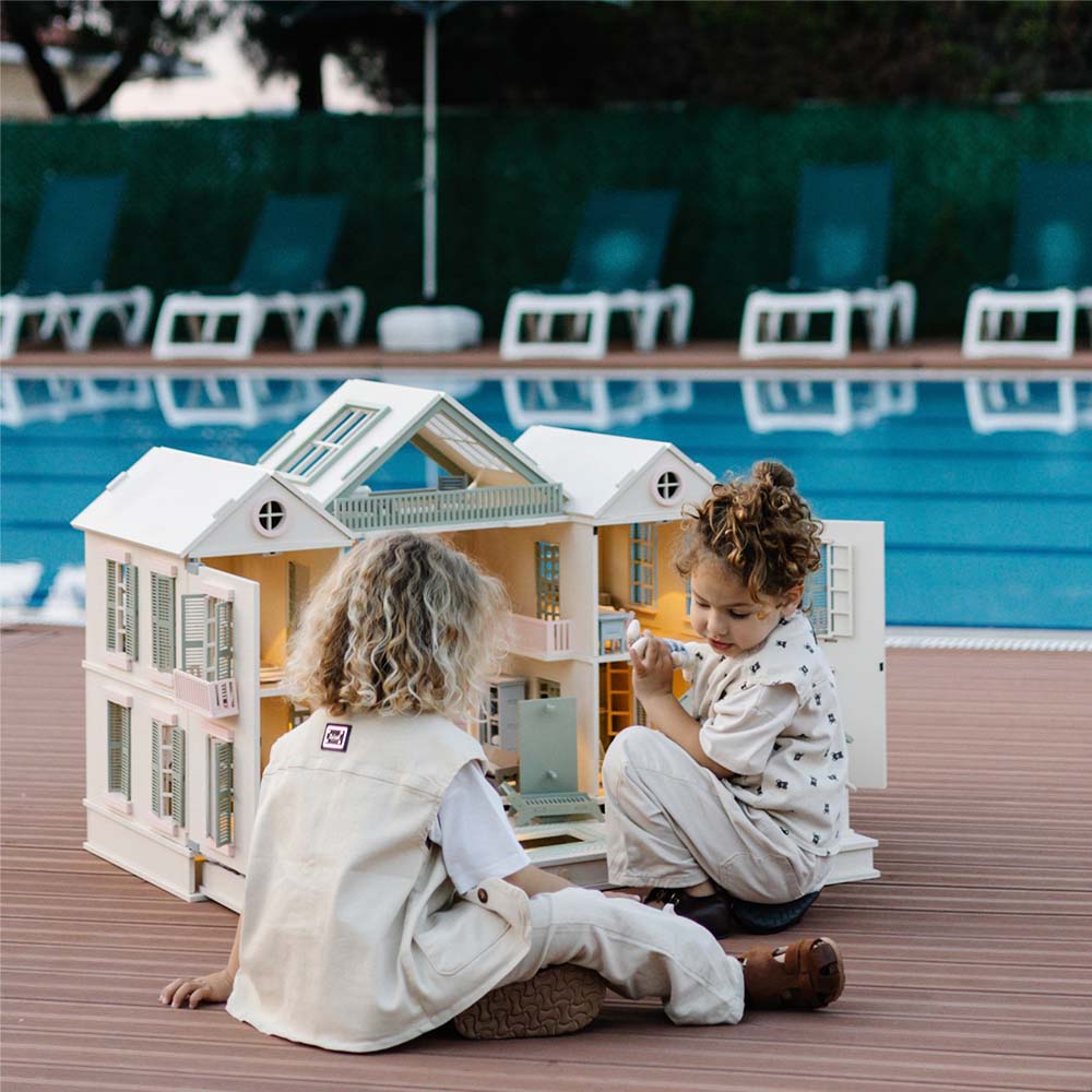 Little_Forest_Animals_House_of_Palm_Beach_Dollhouse_Kids_Playing_Outside_Doors_Open