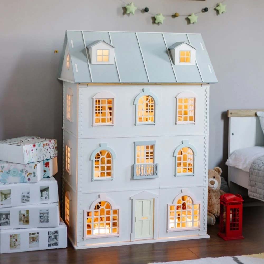 Little_Forest_Animals_London_House_Dollhouse_In_Bedroom