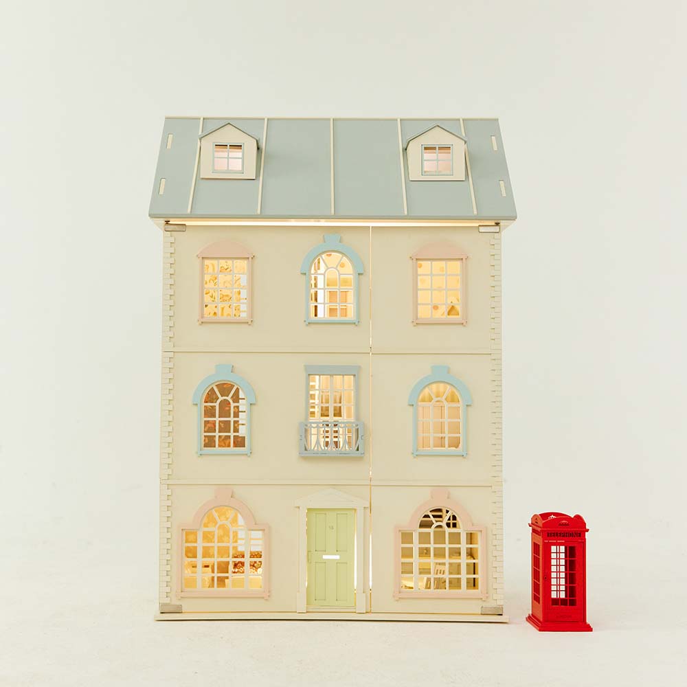Little_Forest_Animals_London_House_Front_View_with_LED_Lights_and_Phone_Booth