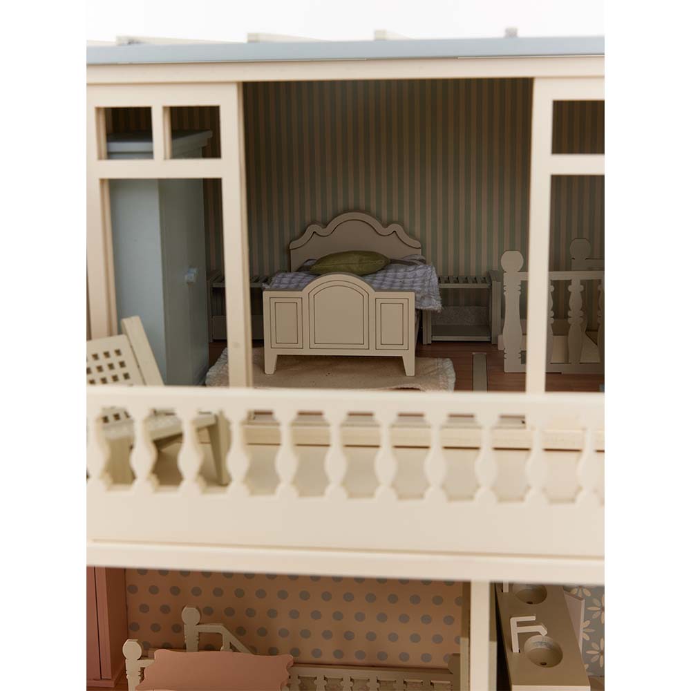 Little_Forest_Animals_NYC_Dollhouse_Top_Floor_Bedroom