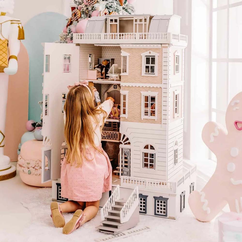 Little_Forest_Animals_NYC_Dollhouse_with_Child_Playing