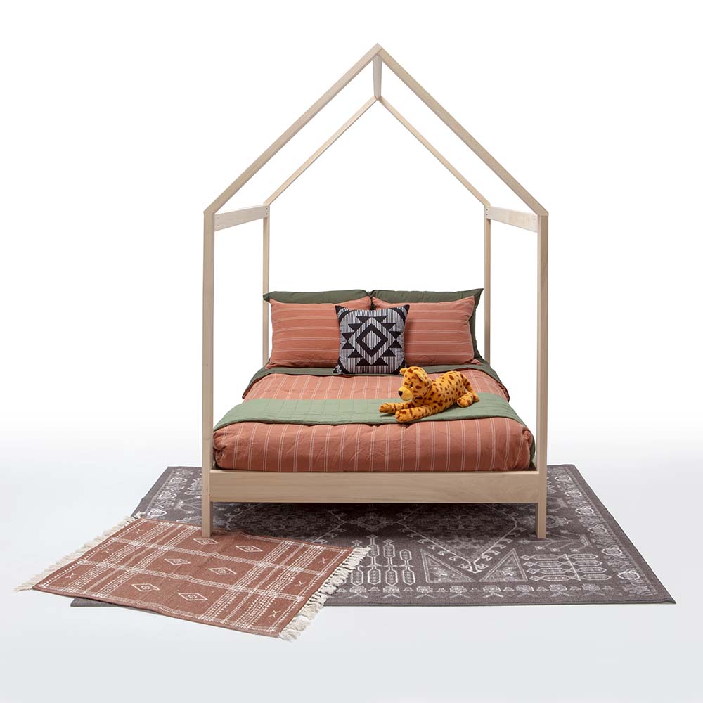 Purveyor_15_Ozarks_House_Bed_Full_with_Legs_Front_View_with_Bedding