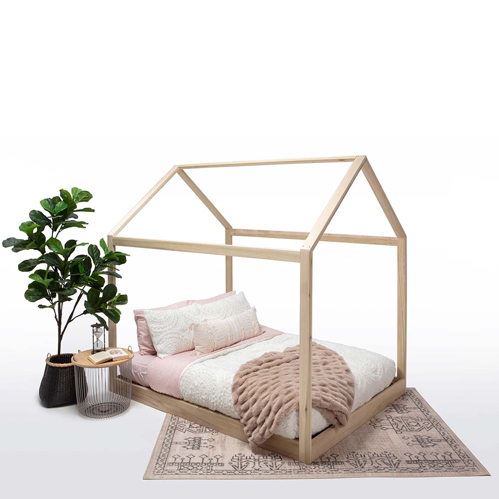 Purveyor_15_Ozarks_House_Bed_Queen_with_Bedding_Side_View