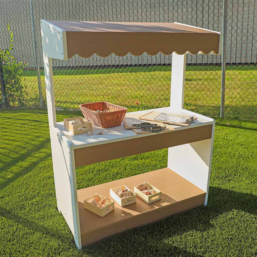 Outdoor Market Play Stand in Grass
