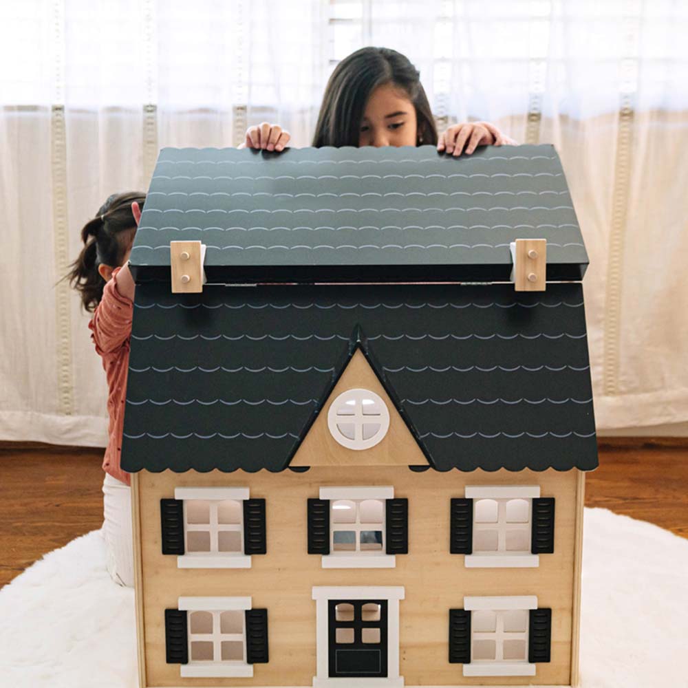 Wonder and Wise Dollhouse with kids opening roof 